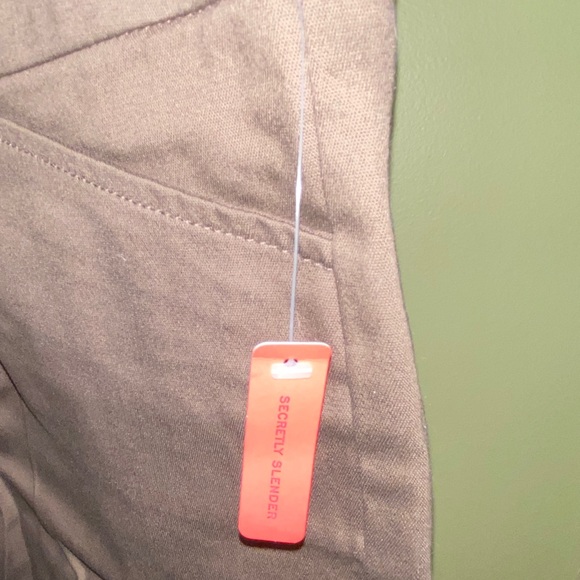 NWT St. John’s Bay Classic Fit Bermuda Shorts Brown Size 12P - Picture 5 of 9